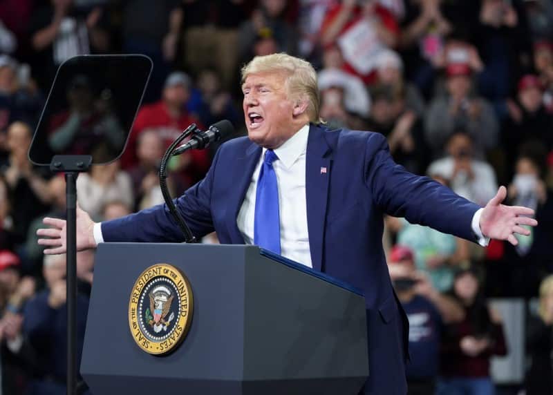 Trump Takes Sanders’ Side in TIFF With Warren Over Prospect of Female U.S. President