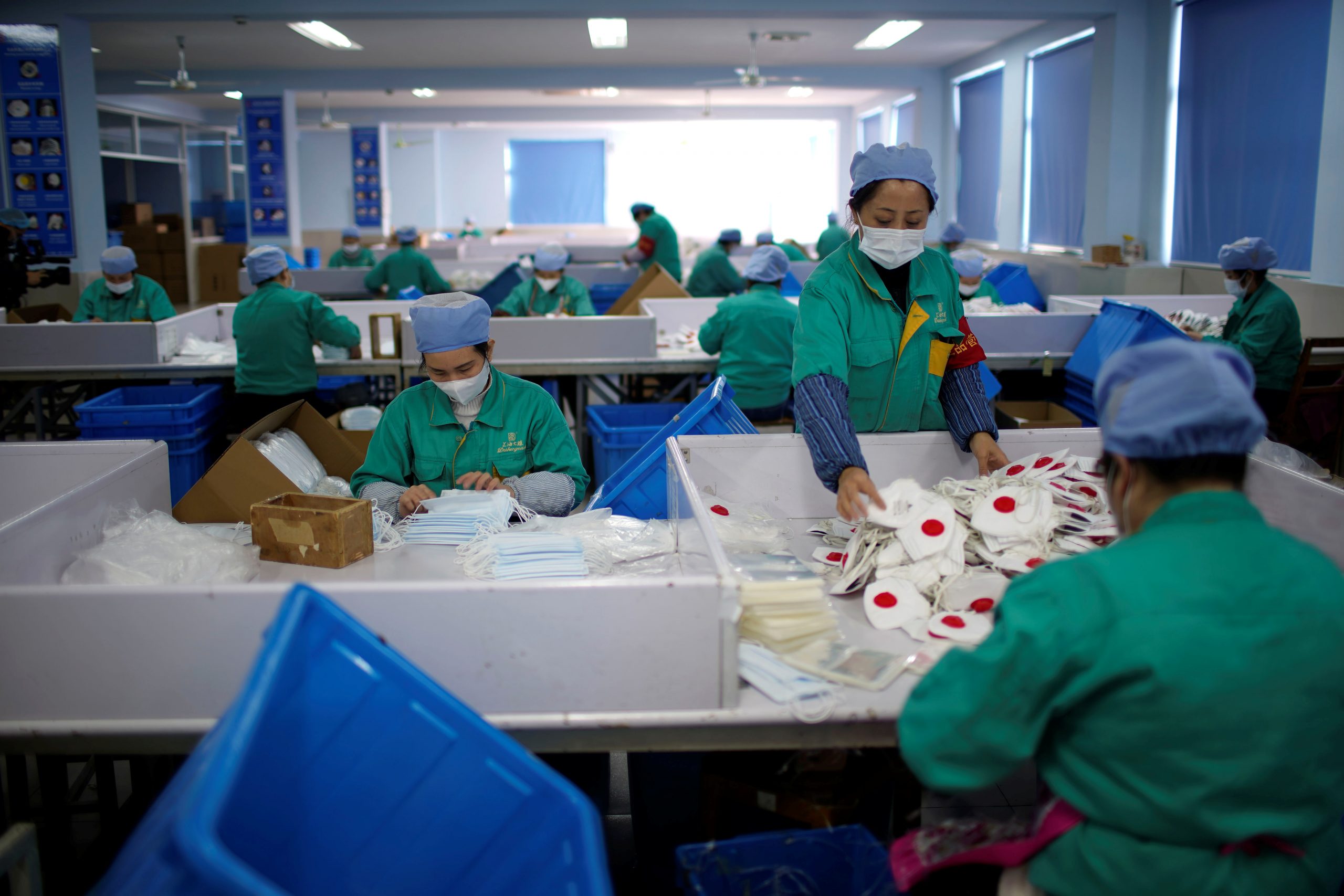 U.S. and Others Tighten Curbs on Travel to China as Virus Toll Hits 213