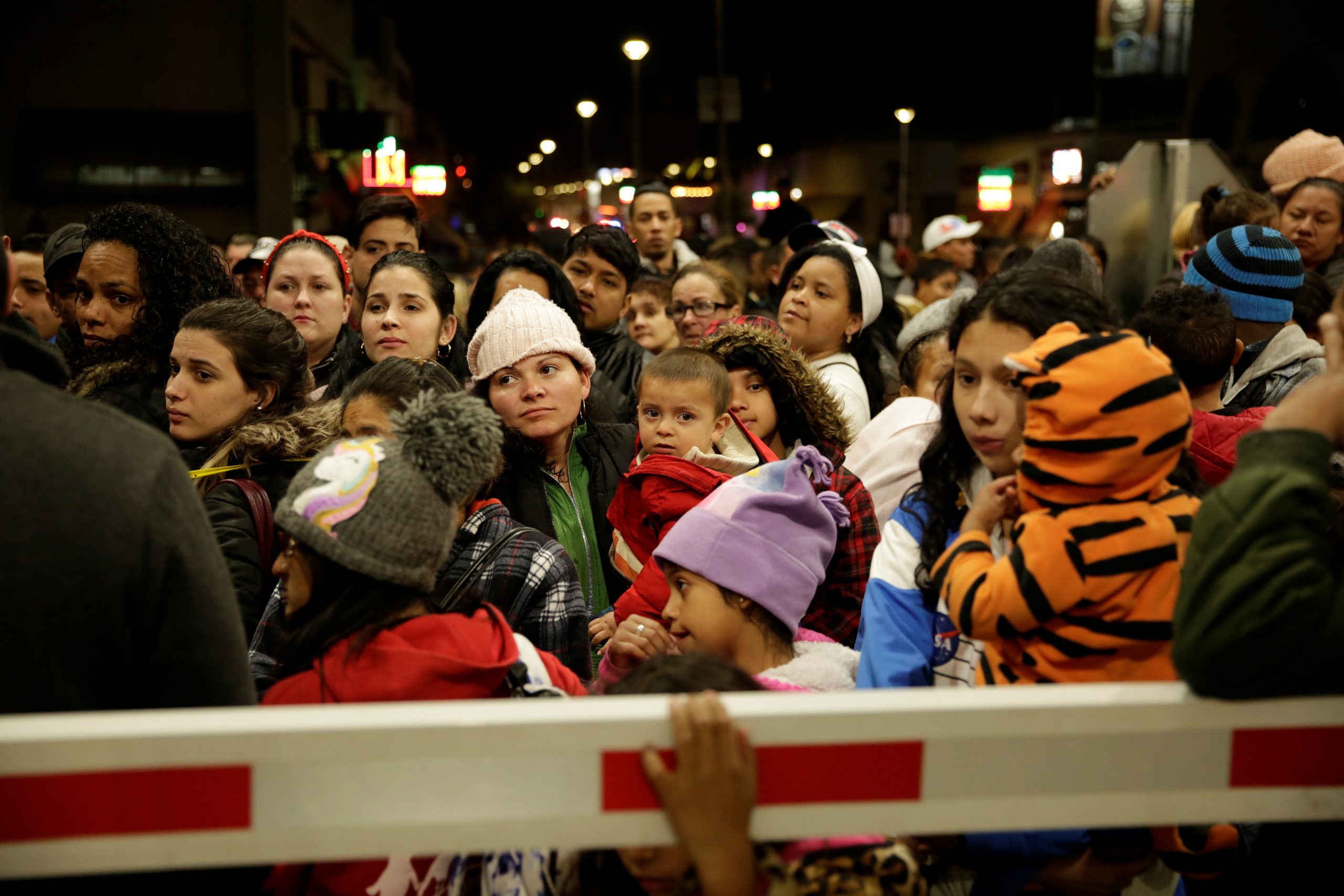 U.S. Shuts Border Bridge to Stop Migrants Rushing Across From Mexico