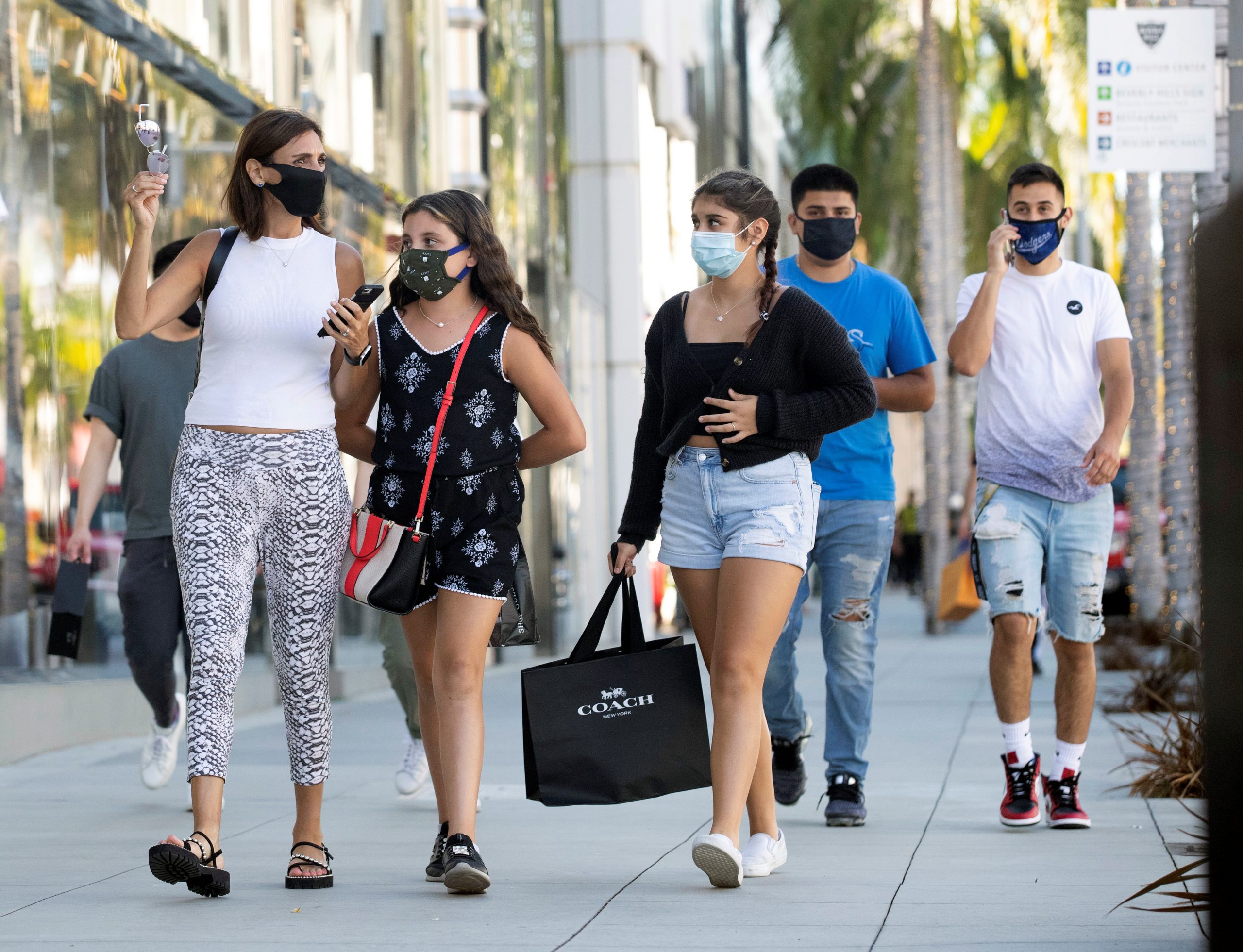 CDC Urges Employees Not to Engage With Customers Who Refuse to Wear Masks