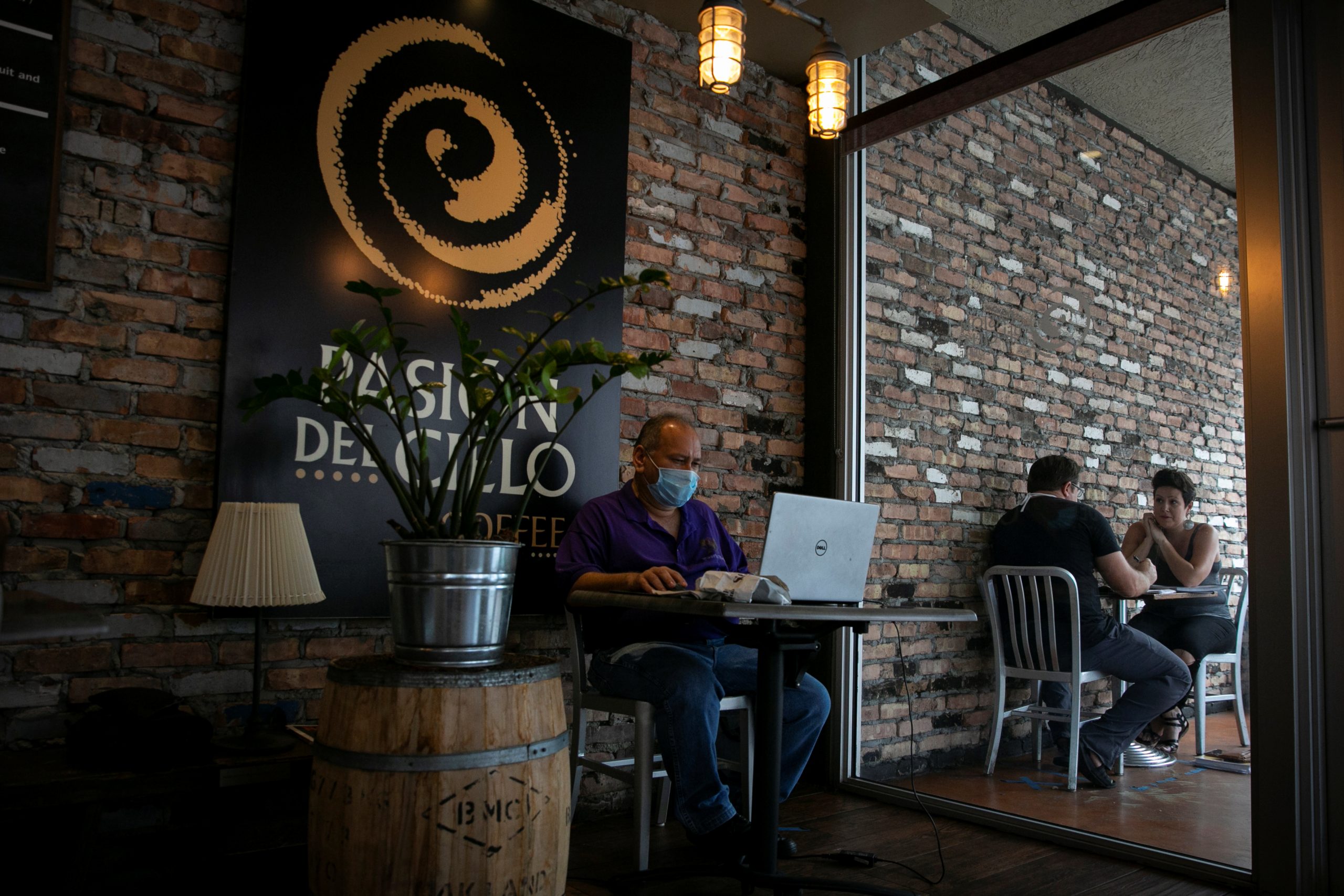 Florida Governor Removes COVID-19 Restrictions on Restaurants, Bars