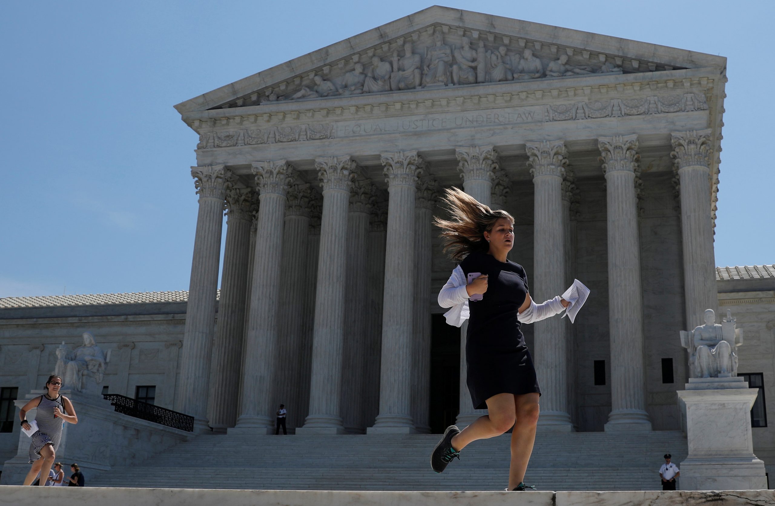 US Supreme Court to Hear Trump Bid to Exclude Illegal Immigrants From Representation