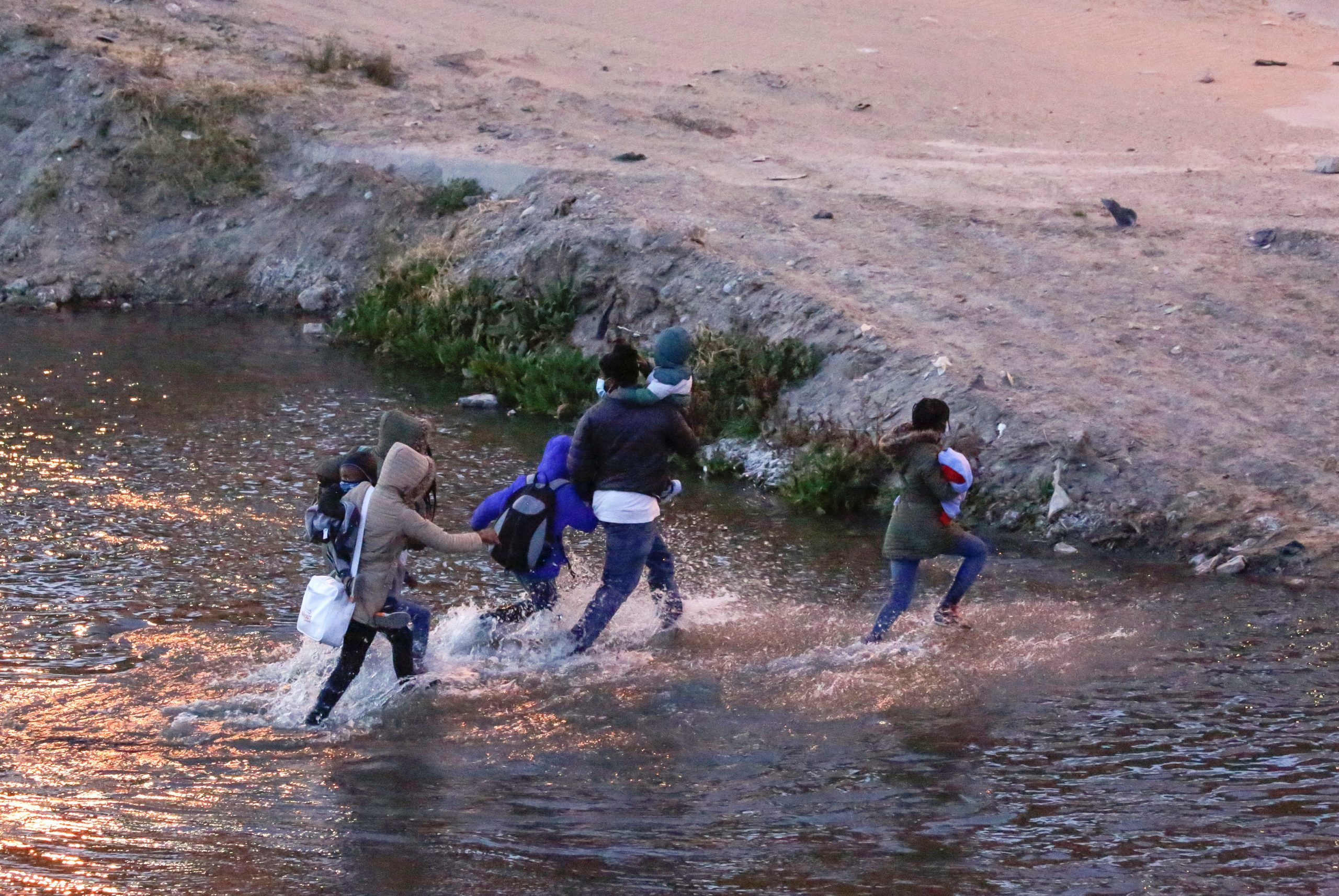 US Detained Nearly 100,000 Migrants at US-Mexico Border in February -Sources