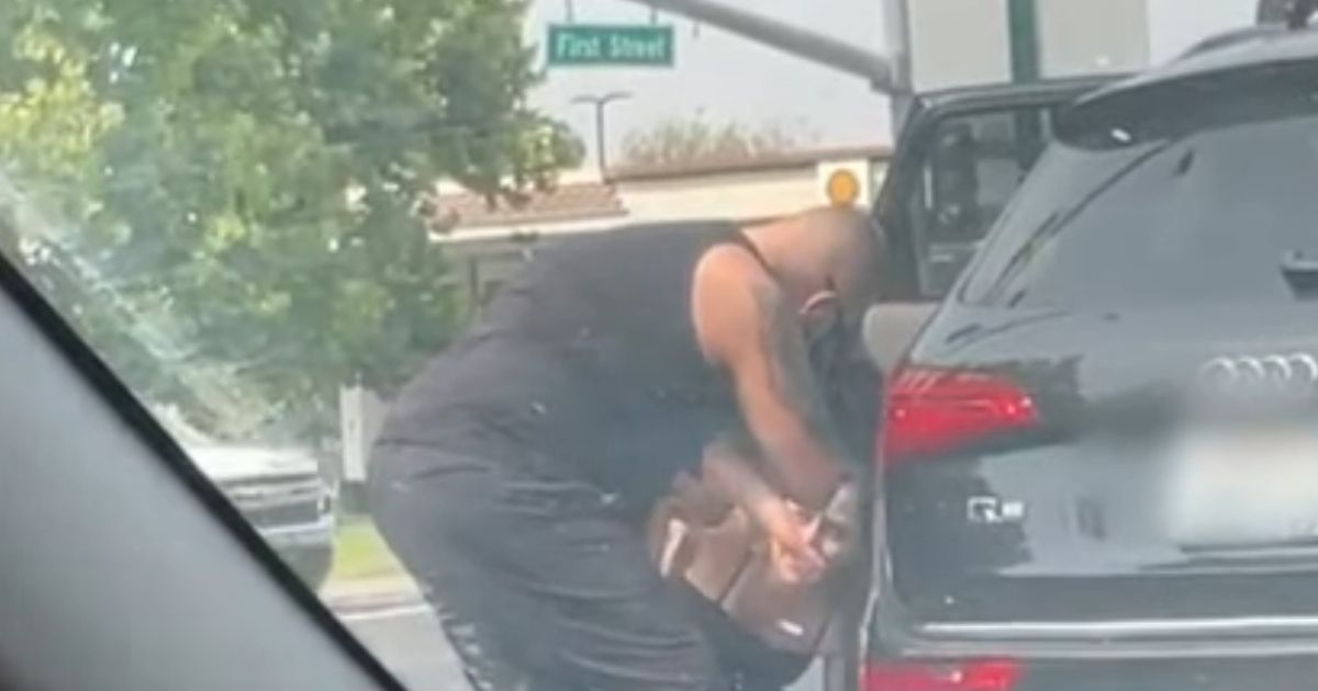 Off-Duty Officer Notices Woman on Side of Road with Choking Baby, Performs CPR as Child Turns Blue