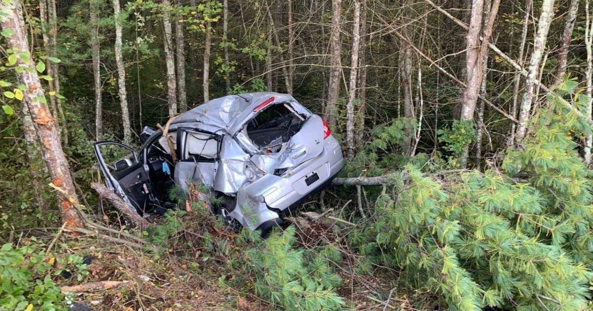 Mom Ejected from Car During Wreck, Crying 4-Year-Old Inside Rescued and Comforted by Good Samaritan