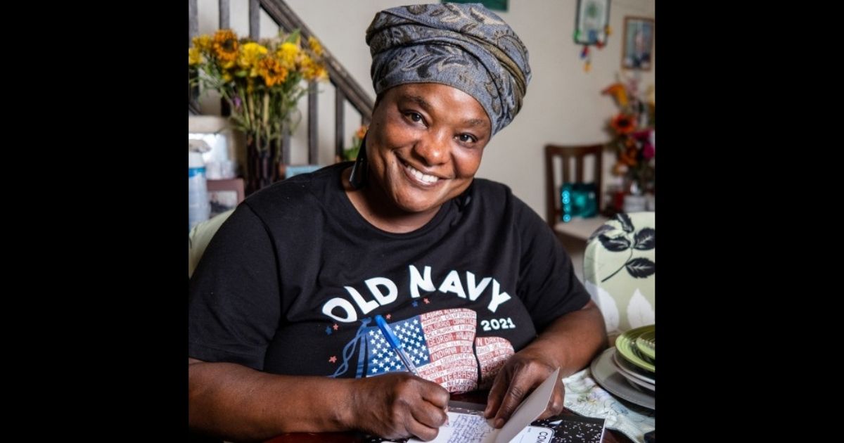 Woman 'Heartbroken' by Defund Police Movement Gives Out Handwritten Thank-You Cards to NYC Cops