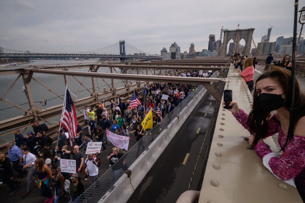 Thousands of Anti-Biden NYC Employees Shut Down Brooklyn Bridge With Protest Against Vaccine Mandates