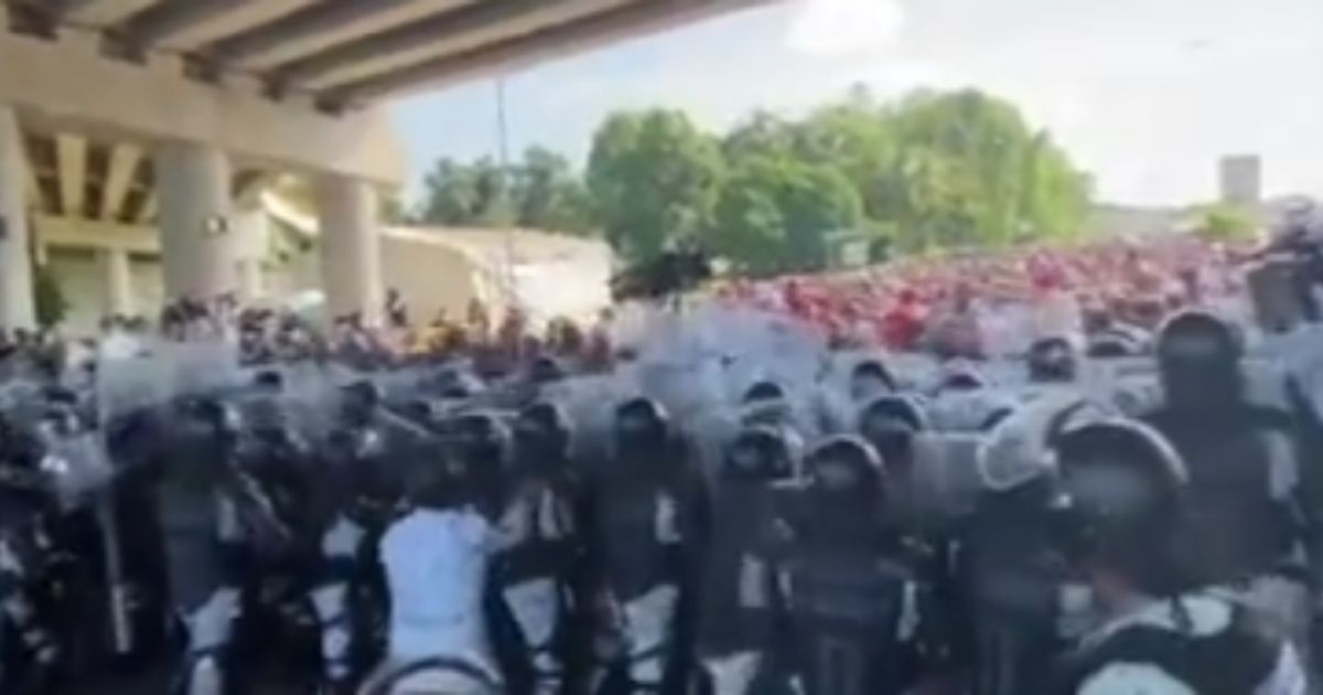 Watch: Mexican Federal Police Fold Within Seconds of Contact with Massive New Caravan