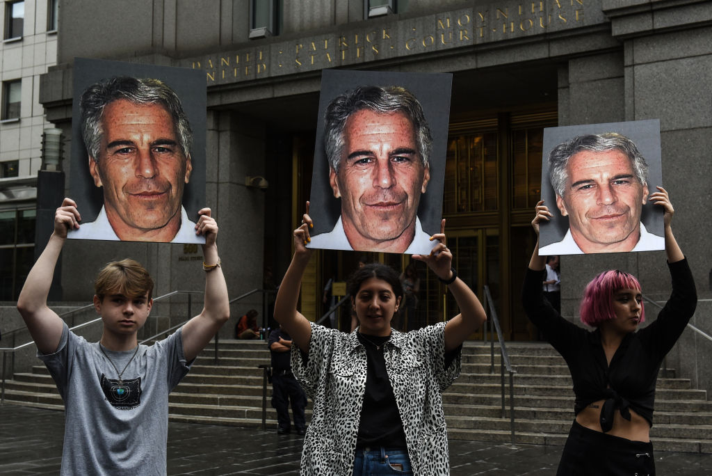 Shocking New Photo Revealed: Epstein and Maxwell Allegedly Seen at Queen of England’s Estate