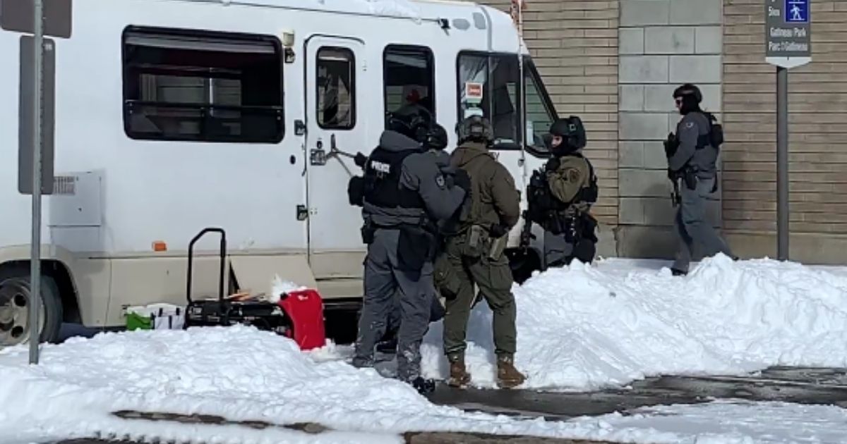 Canada Makes Its Move: Gov't Forces Attack 'Liberty' Camper, Drag It Away, Arrest Owner Inside