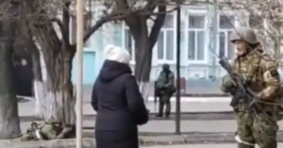 Ukrainian Woman Defies Tyranny, Goes Viral for Scolding Russian Soldier