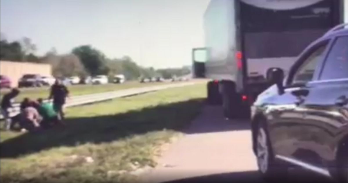 Good Samaritans Pull Over and Jump Out to Help State Trooper Being Violently Assaulted on Highway