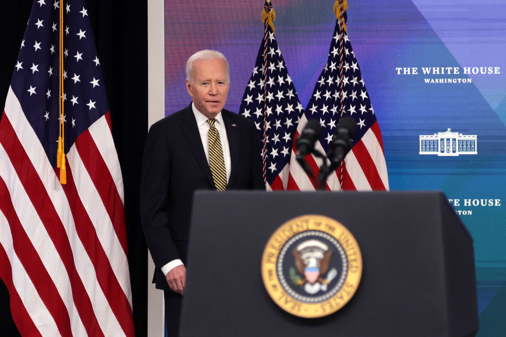 10 US Airline CEOs Urge Biden to Lift Mask Mandates for Travel: ‘It Makes No Sense’