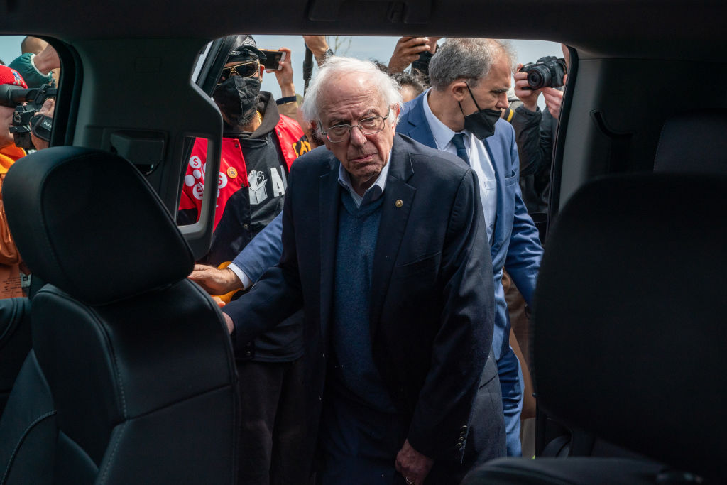 Look What Camera Caught Bernie Sanders Doing on an Airplane