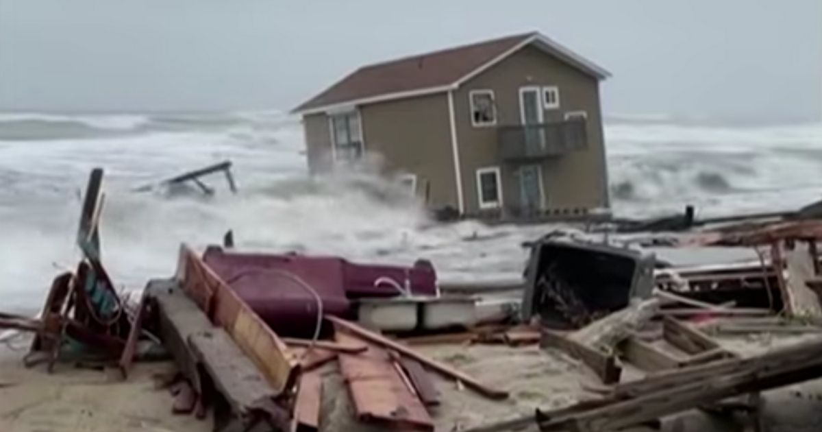 North Carolina Home Collapses Into Atlantic in Dramatic Footage, Violent Surf Soon Finishes the Job