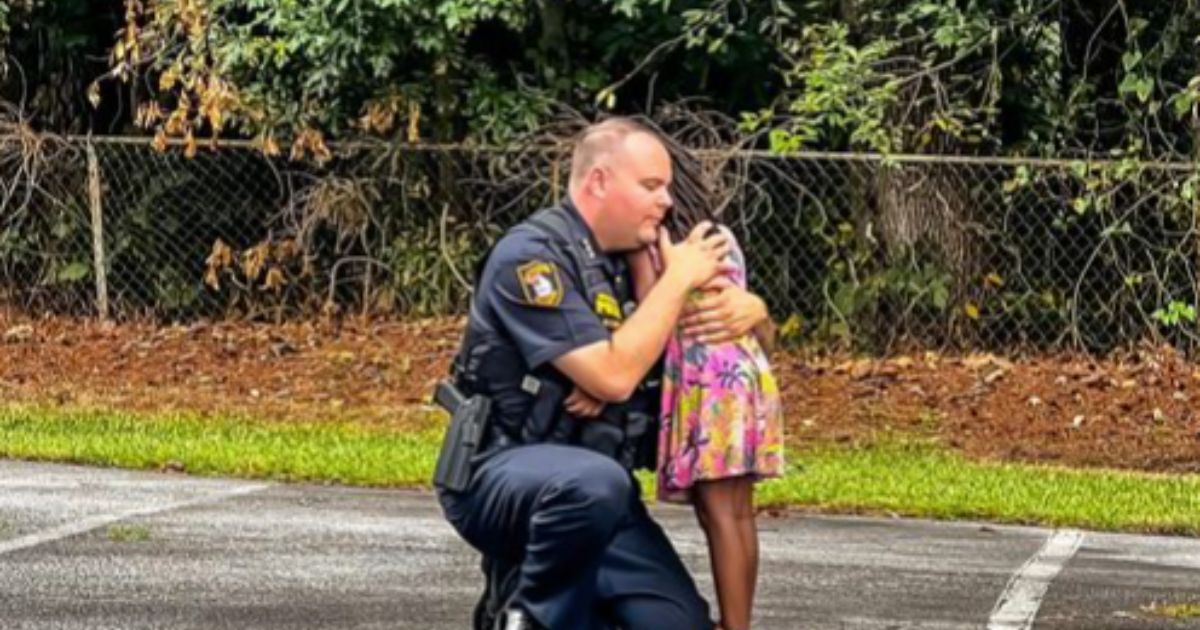 Police Chief Gets Down on 1 Knee to Console Terrified Little Girl