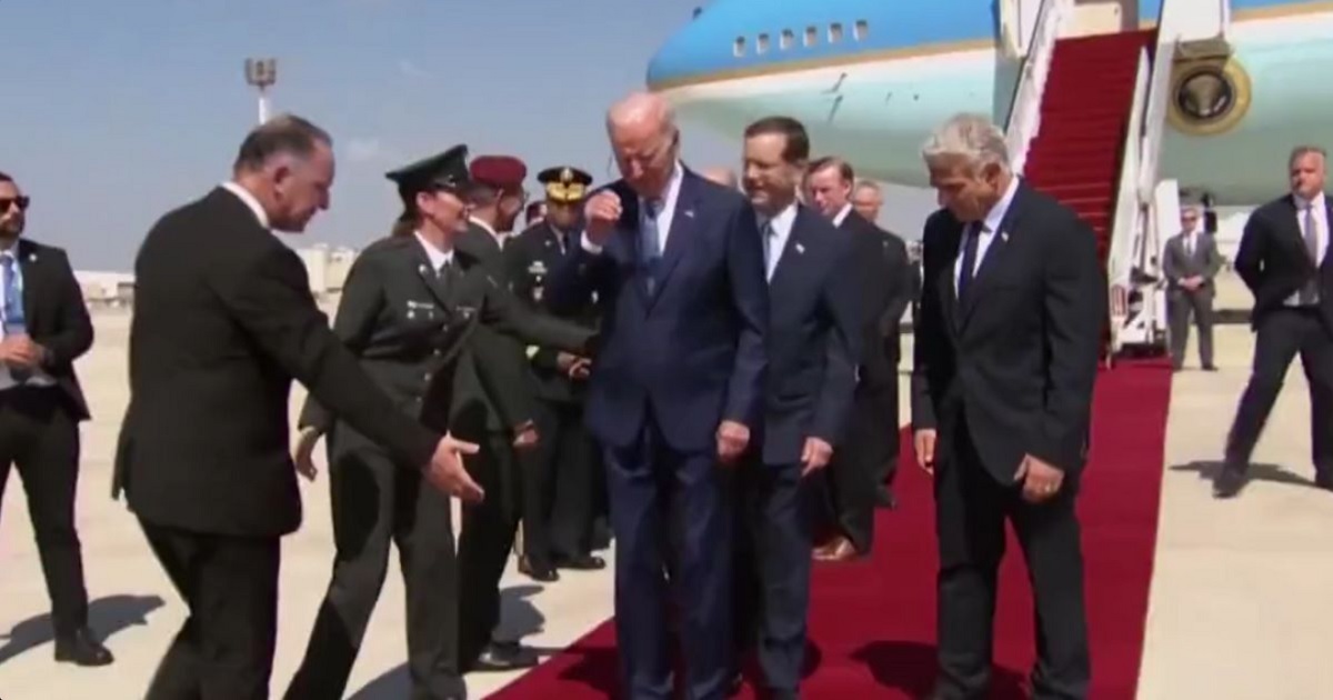 Watch: Stiff-Looking Biden Says ‘What Am I Doing Now?’ 2 People Have to Show Him Where to Stand