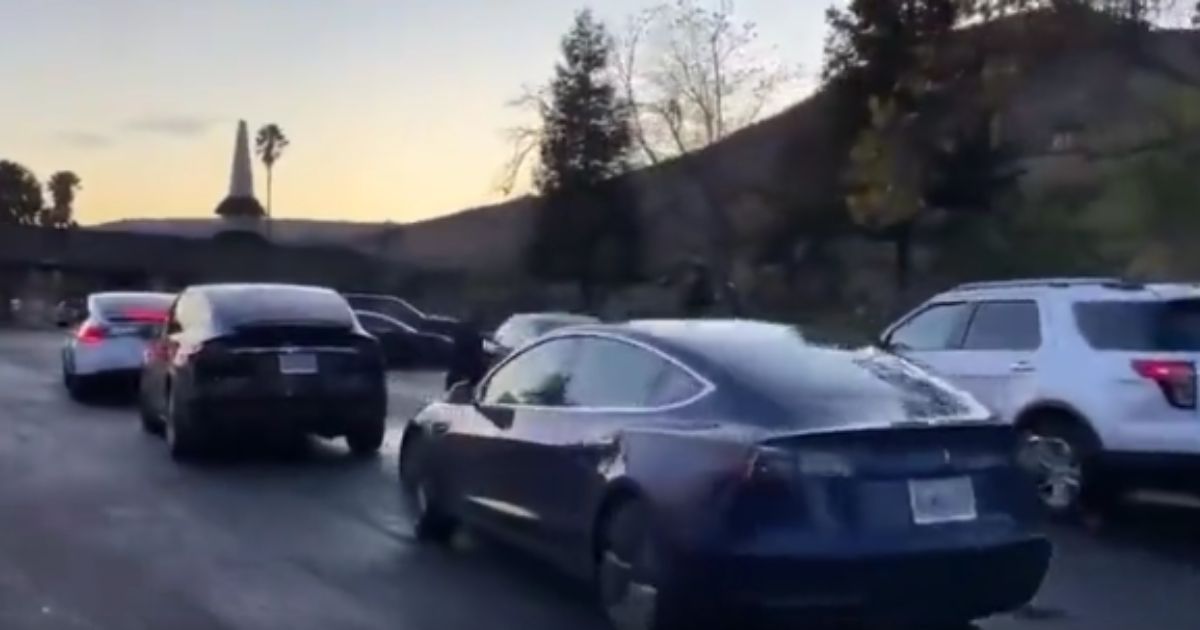 Writer Posts Video of Electric Car Charging Nightmare in CA – Imagine Waiting in This Line