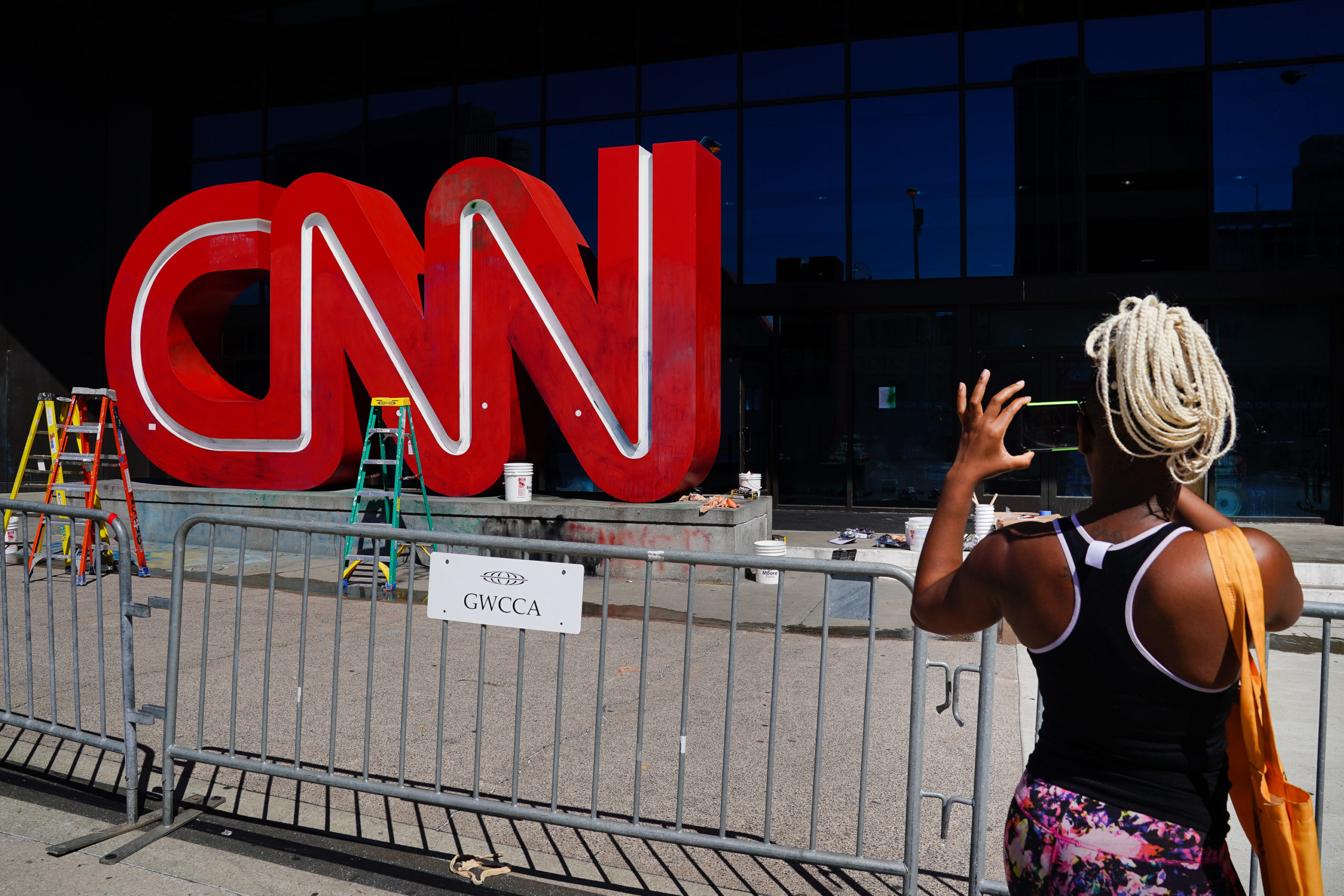 CNN Anchor Receives Criticism on Twitter After Sharing Article Written by Right-Leaning Columnist