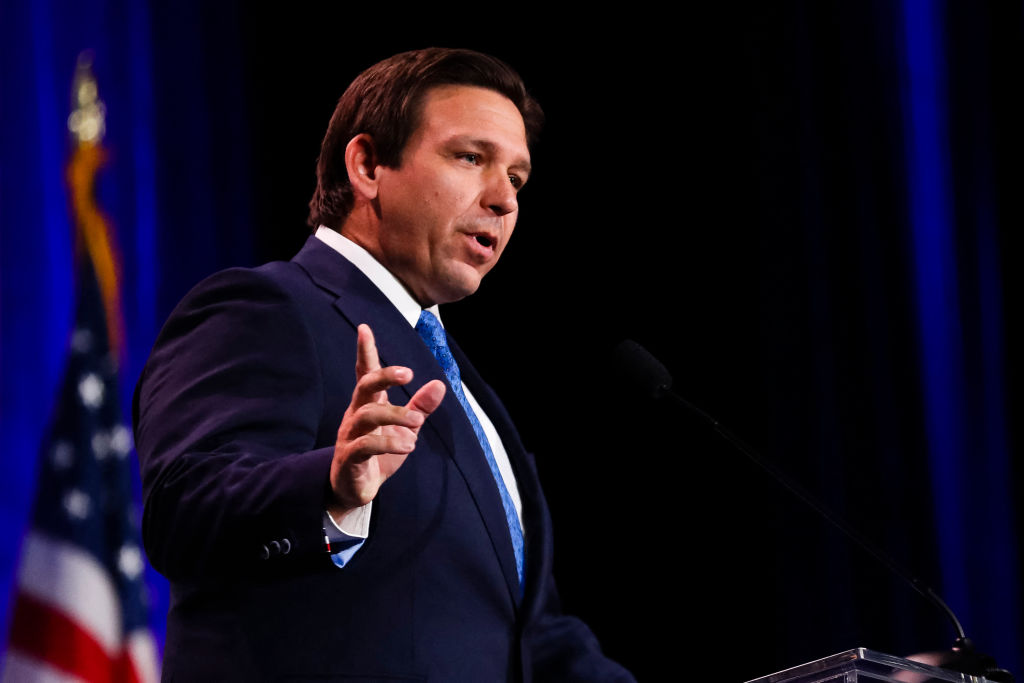 ‘Don’t Be a Vassal of the CCP’: DeSantis Sides With Elon Musk, Takes Apple to the Wood Chipper Over Censorship