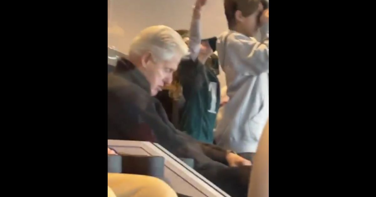 Former President Bill Clinton apparently fell asleep at a New York Giants game on Sunday.