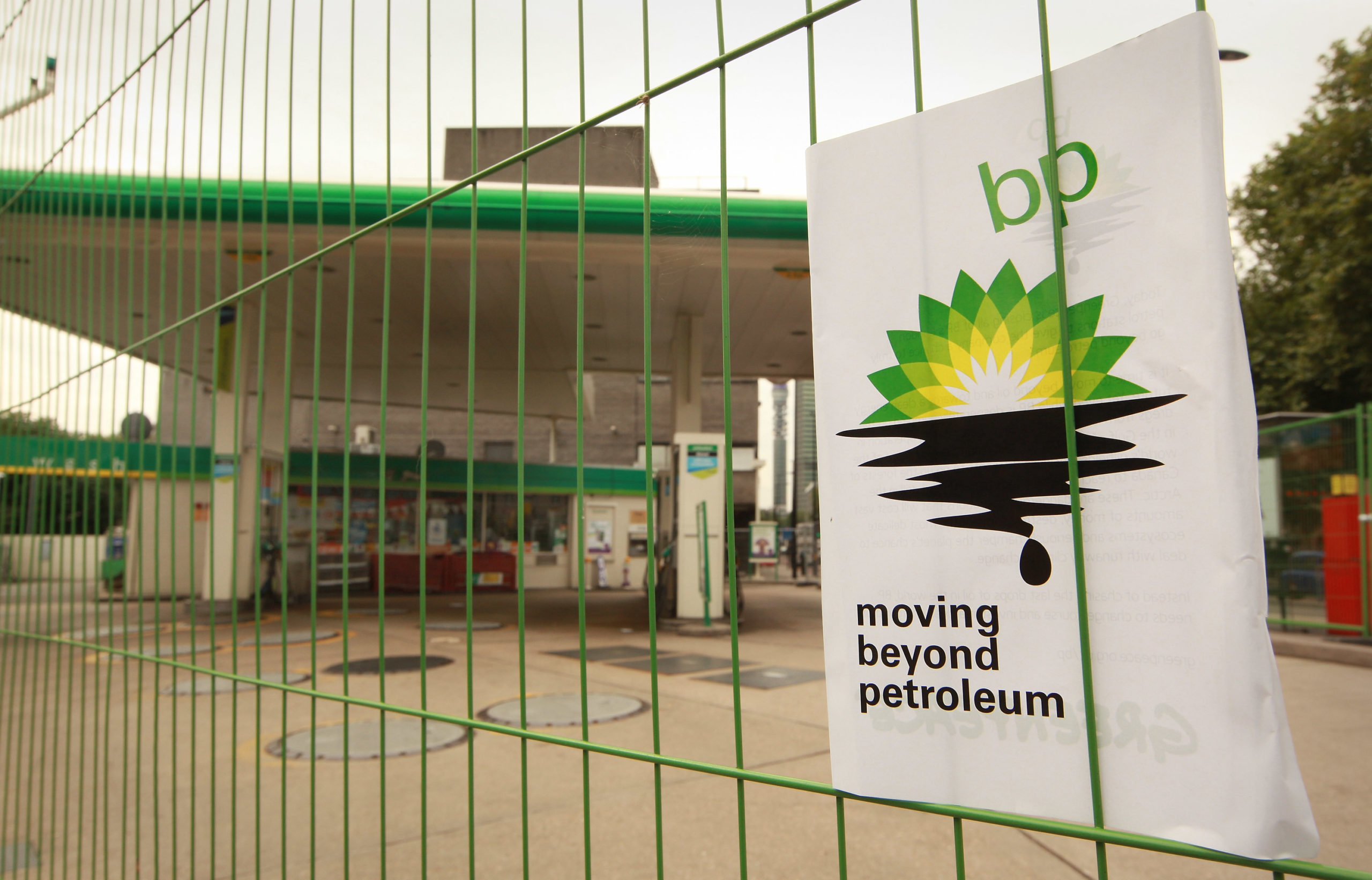 Sources Say Boss of Oil Giant Has Plans to Scale Back Investments in Green Energy