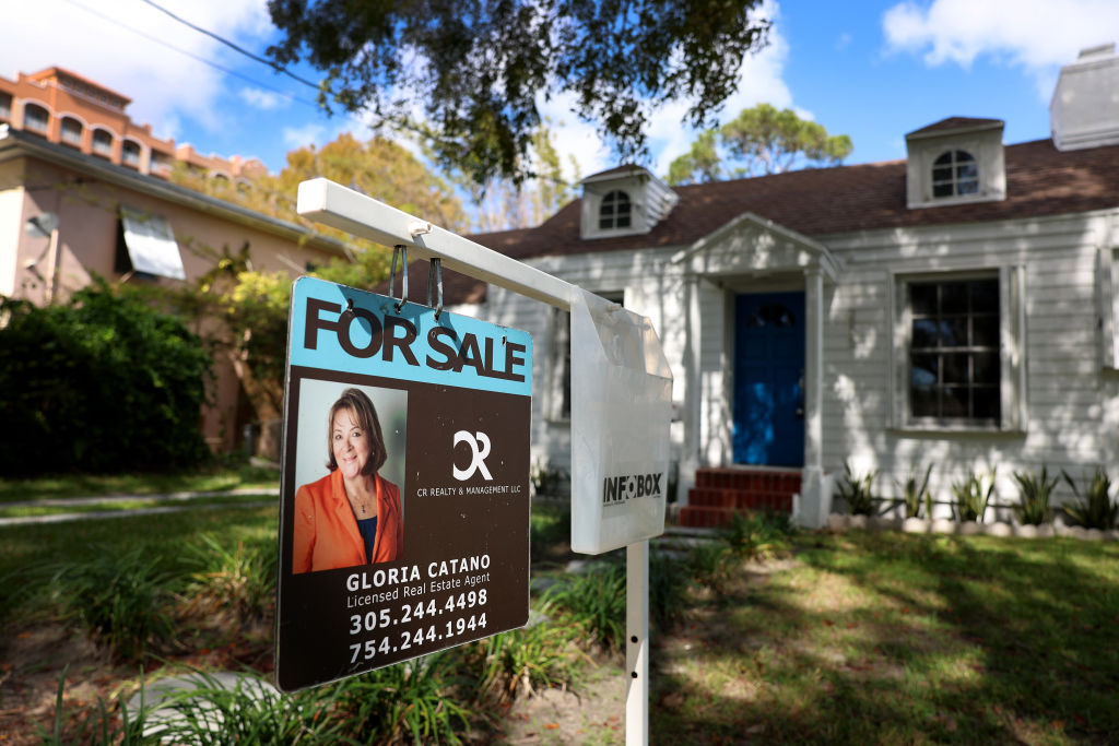 US Housing Market Takes Biggest Hit Since 2008, Sale Prices Now Plummeting