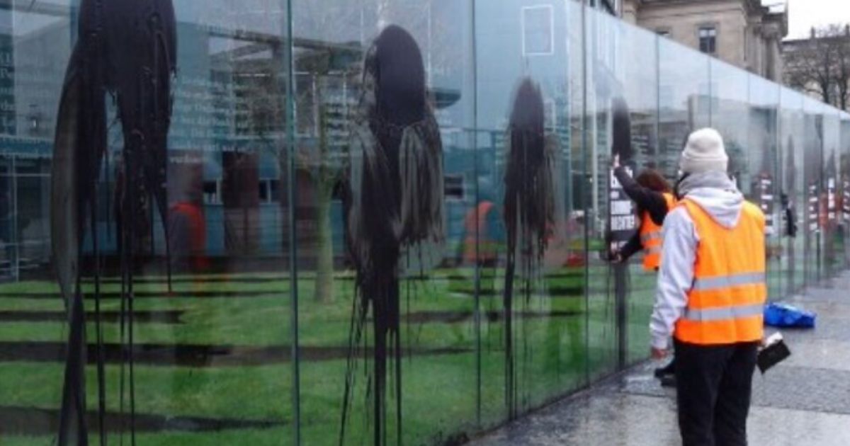 Climate activists put oil on art in Berlin.