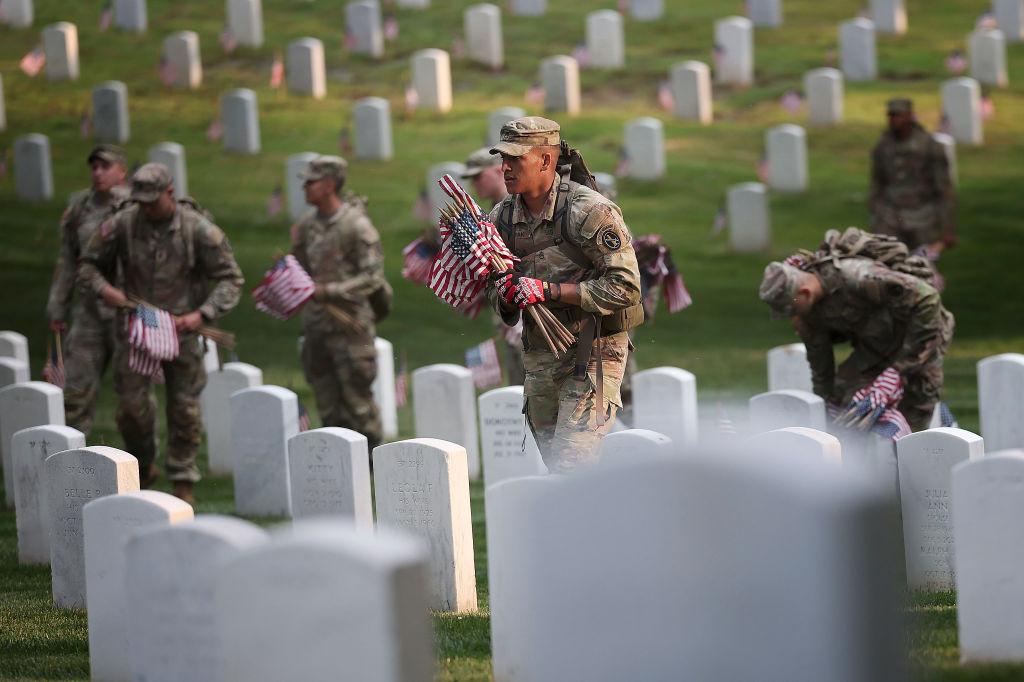 Woman Starts Movement on Twitter for Visiting Graves of Fallen Heroes on Memorial Day