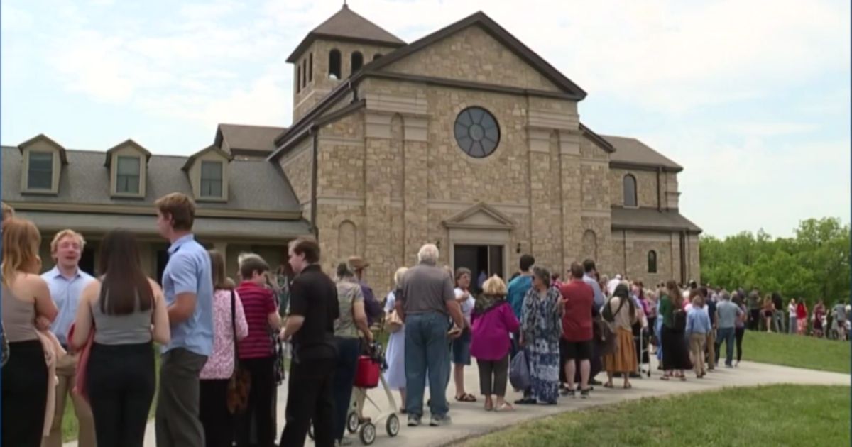 Pilgrims have flocked to an abbey in Gower, Missouri, after reports emerged that the body of a nun shows no signs of decay four years after her death.
