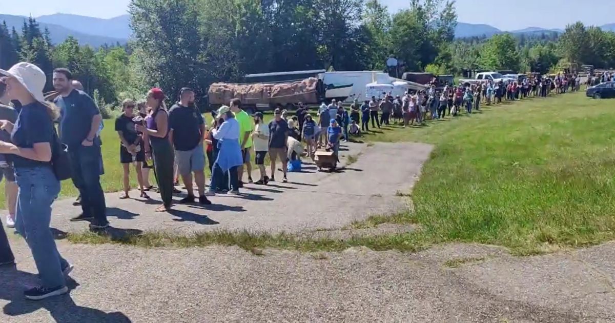 People line up to see Democratic presidential candidate Robert F. Kennedy Jr. in New Hampshire.