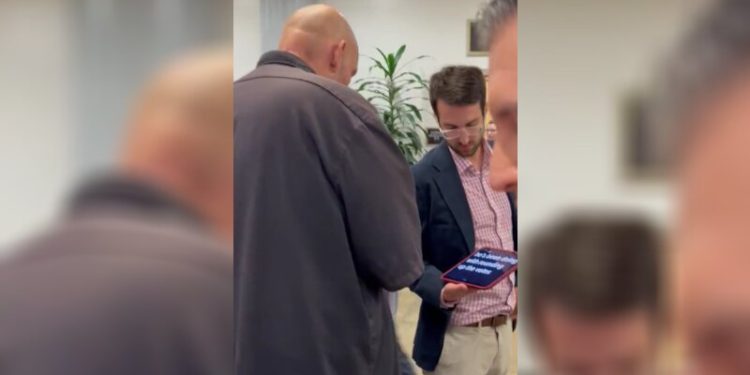 John Fetterman Seen Taking Questions With ‘Voice-to-Text Dictation’ Using Tablet