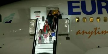 American evacuees from Israel deboarding a plane