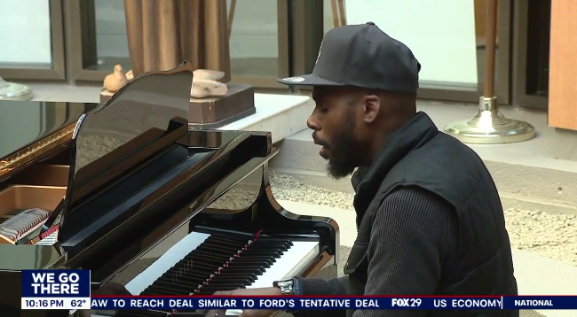 ‘Lights Up the Room’: Custodian Plays Piano to Comfort Hospital Visitors, Patients