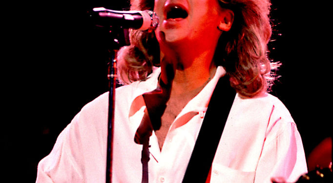 Singer Eric Carmen Dies at 74