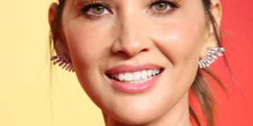 Actress Olivia Munn Reveals Breast Cancer Diagnosis 