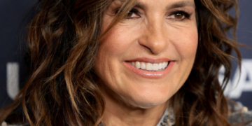 Hargitay Mistaken for Real Officer, Helps Lost Girl