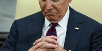 Camera Catches Biden’s Cheat Sheet for Meeting with Iraq PM, Shows Embarrassing Directions to Guide Him