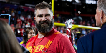 Jason Kelce Defends Wife After She’s Labeled a Bad Homemaker 