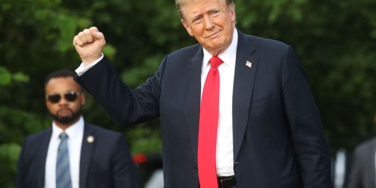Trump Claims the ‘Toughest Business People’ Ask Him: ‘How Do You Get Up in the Morning and Put Your Pants On?’