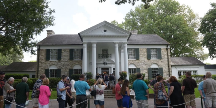 Elvis’ Granddaughter Fighting for Graceland Amid Foreclosure