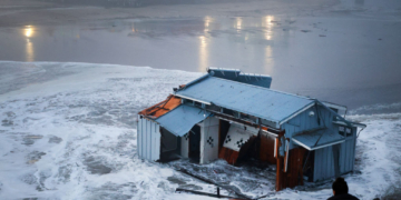 Santa Cruz pier collapses; Minor Injuries Reported