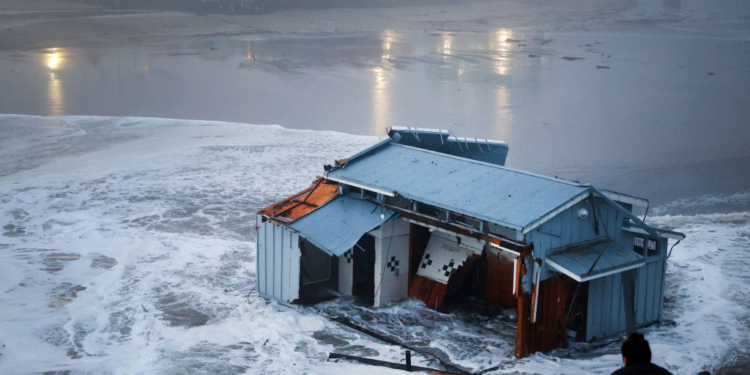 Santa Cruz pier collapses; Minor Injuries Reported