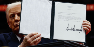 Trump Signs 8 Executive Orders at Inaugural Parade