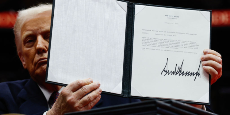Trump Signs 8 Executive Orders at Inaugural Parade