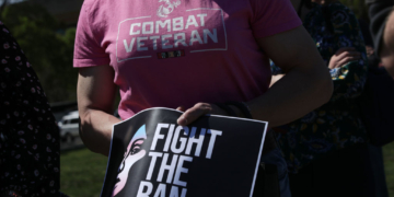 Pentagon to Begin Removing Transgender Troops, Memo Says