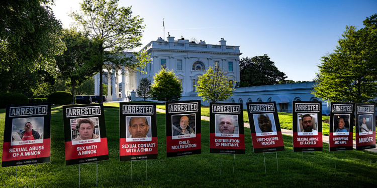 White House Displays Posters in Lawn to Highlight Illegal Immigration