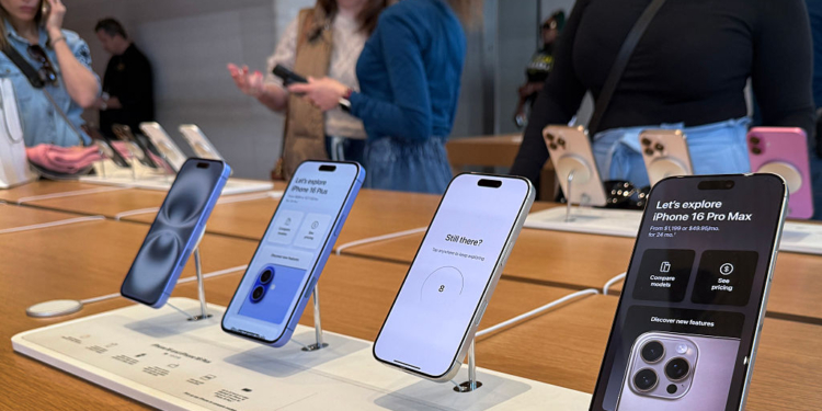 Trump Threatens Tariffs on iPhones Not Made in US