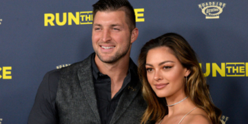Tim Tebow Leads College Football Pre-Game Prayer