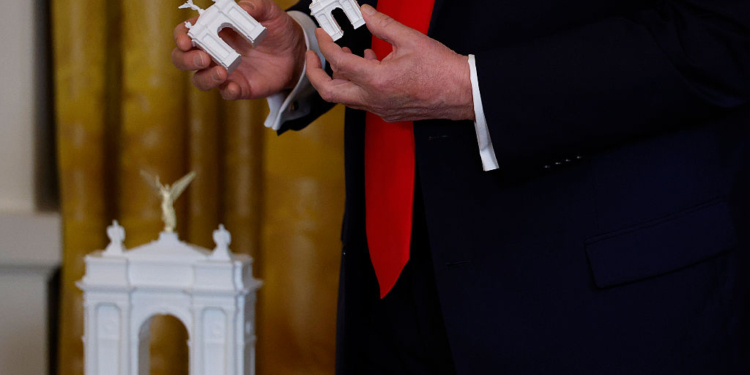 Trump Announces Plans to Erect Arch in DC